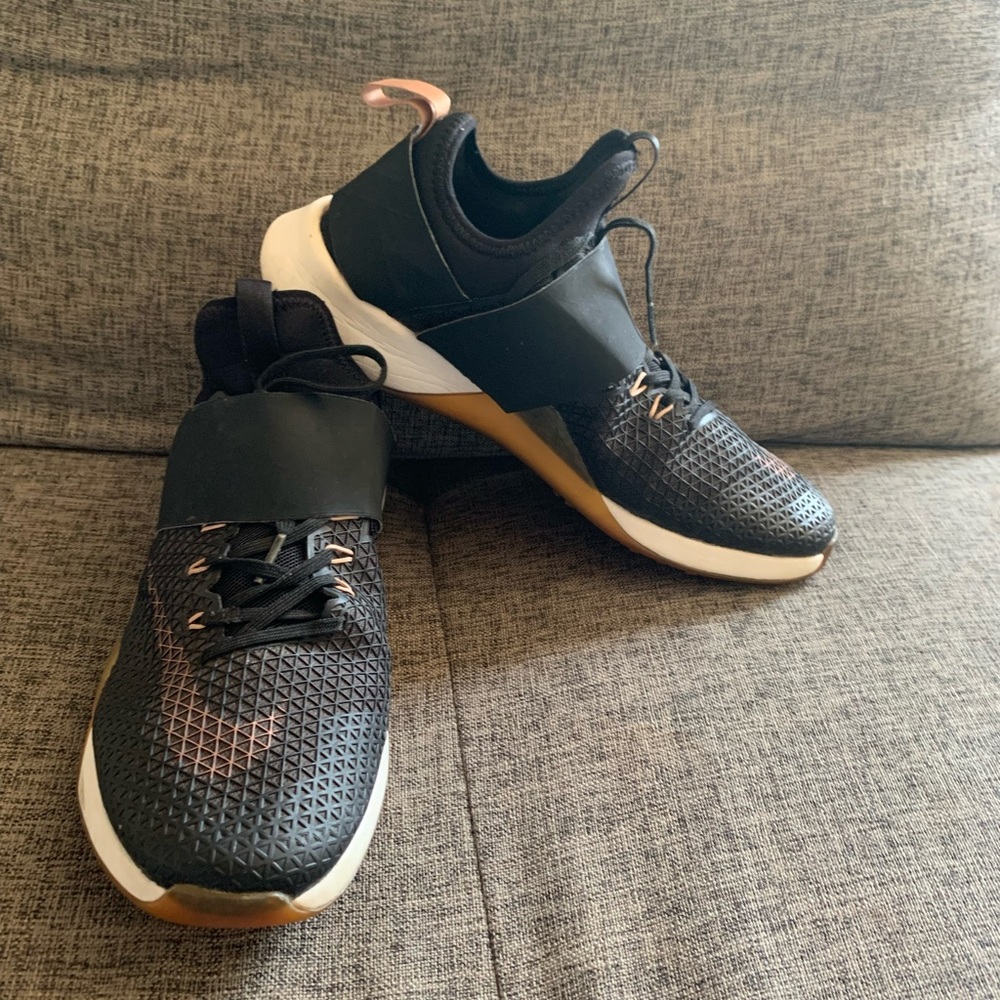 (WMNS 10) Nike Air Zoom Strong 'Black/Rose Gold/Bronze' Athletic Sneaker